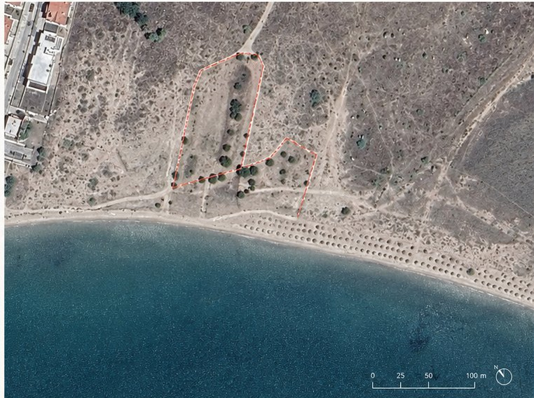 Satellite context showing the coastal site boundary and surrounding landscape.